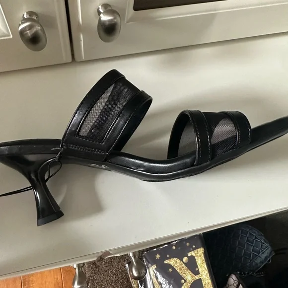 Anne Klein Black kitten heel sandals with black mess straps - Picture 2 of 4